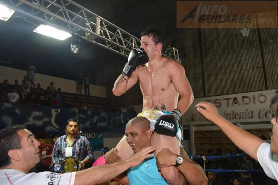 EMOCIÓN. Villafañe, al borde las lágrimas, fue llevado en andas tras el triunfo. Foto del Facebook de Infoaguilares. 