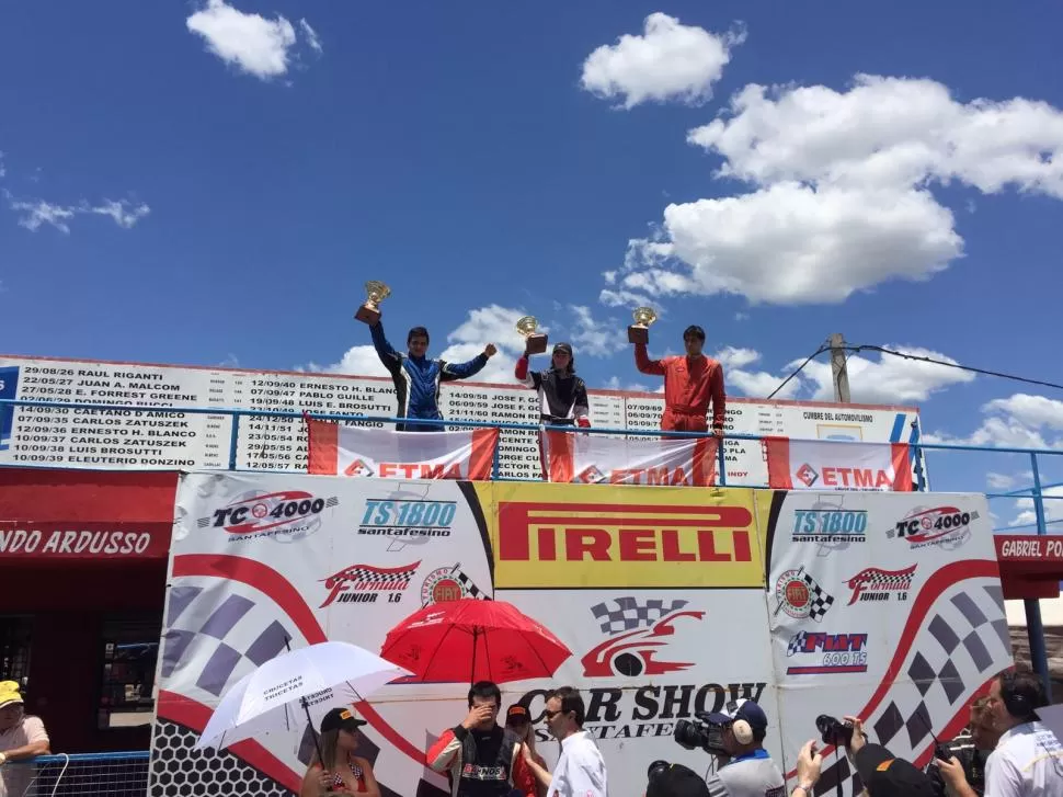 BIEN POR ÉL. Braian Reinoso (primero desde la izquierda) subido al podio y acompañado de dos colegas santafesinos. foto de eduardo reinoso 