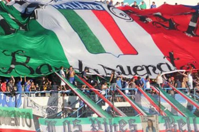 Descendieron y los barras les vaciaron el vestuario