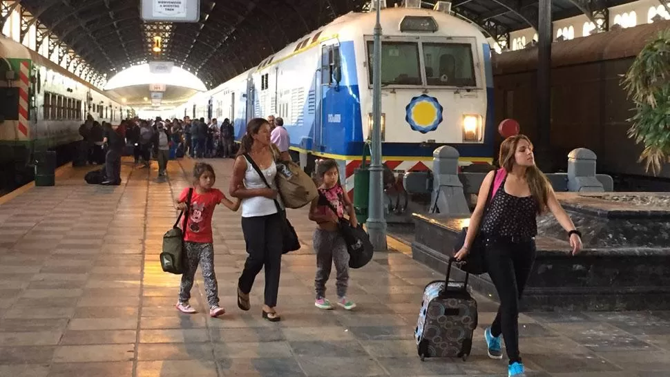 LOS PRIMEROS. Cientos de pasajeros tuvieron el privilegio de viajar por primera vez en la moderna formación de fabricación china. LA GACETA / FOTO DE ALVARO MEDINA