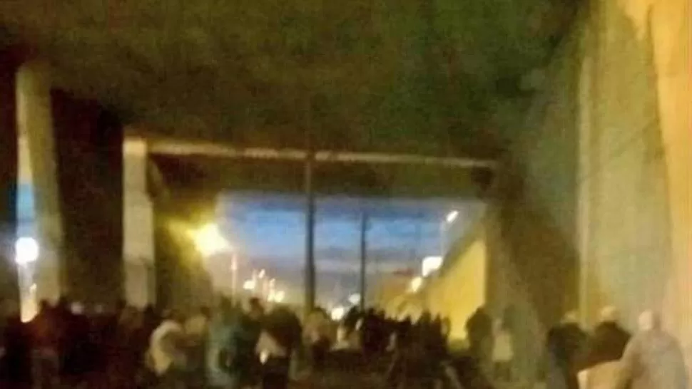 PÁNICO. Una de las primeras imágenes que circulan por las redes sobre lo que ocurre en Estambul. FOTO TOMADA DE CLARIN.COM