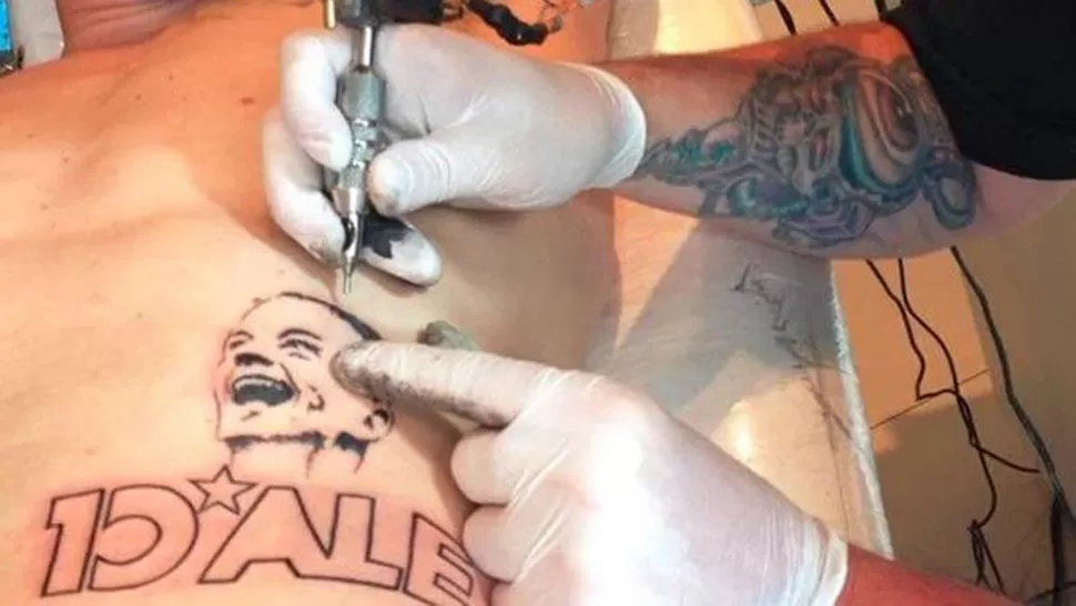 Por si le faltaban fanáticos, D'Alessandro se tatuó su propia cara