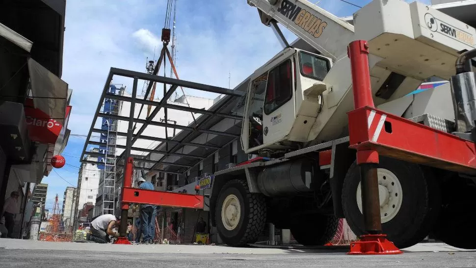 EN PLENO TRABAJO. Esta es la grúa que trabaja en Maipú y Mendoza. JOSÉ NUNO / LA GACETA