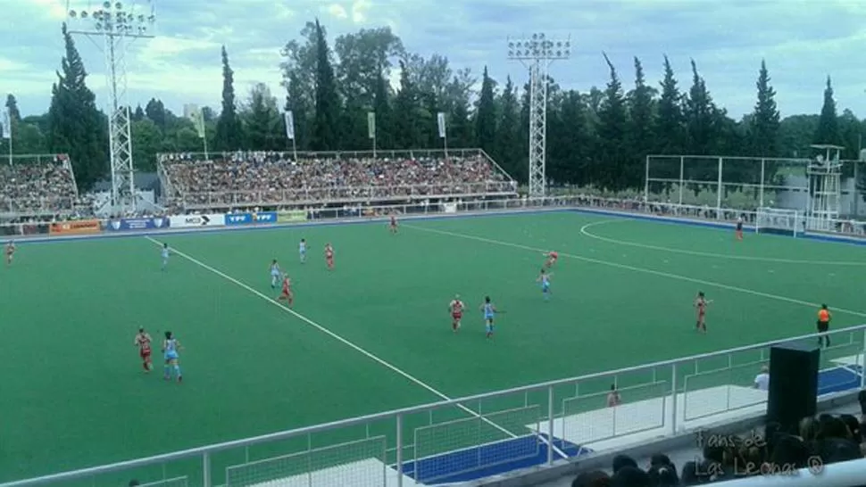 EN NATACIÓN Y GIMNASIA. Las Leonas y su último cruce ante Inglaterra. (Fans de Las Leonas)