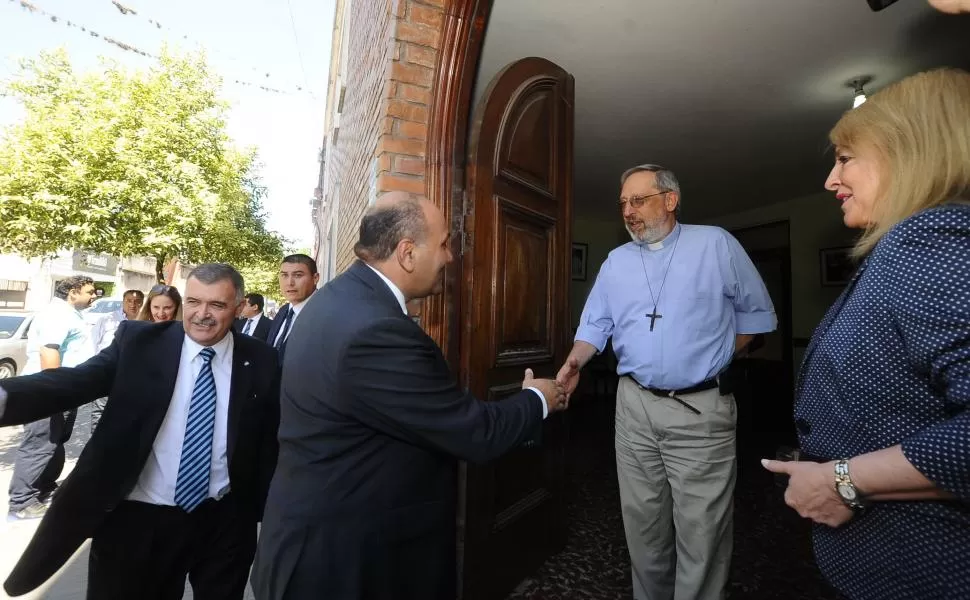 SEDE DIOCESANA. El obispo Rossi recibió en su oficina ayer al gobernador Manzur y al vicegobernador Jaldo. la gaceta / fotos de Osvaldo Ripoll