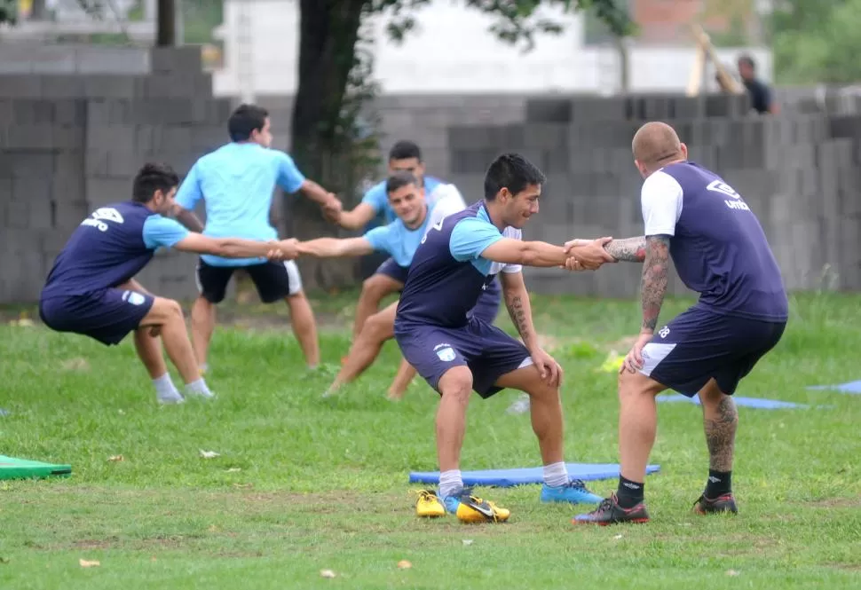 HACE FUERZA PARA JUGAR EN PRIMERA. Acosta, que en la foto hace trabajos junto a Pablo Garnier, manifestó su deseo de jugar en la A, pero para hacerlo en Atlético quiere un incremento salarial.  la gaceta / foto de antonio ferroni (archivo)