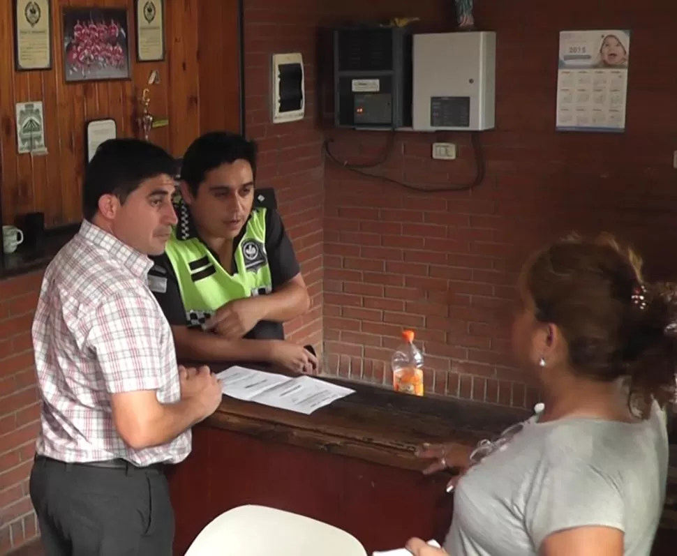 NO SE PUDO JUGAR. Gabriel Adet, el árbitro de Lastenia-San José, pasó por la comisaria a retirar un papel y su vehículo.  IMAGEN DE VIDEO DE LASTENIA TV