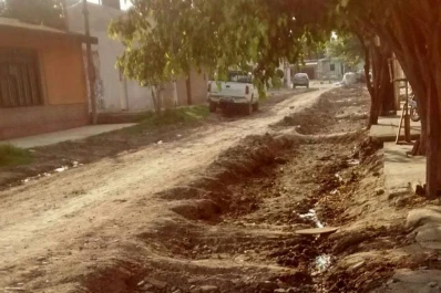 Imposible pasar de la calle a la vereda en Malabia al 1.100