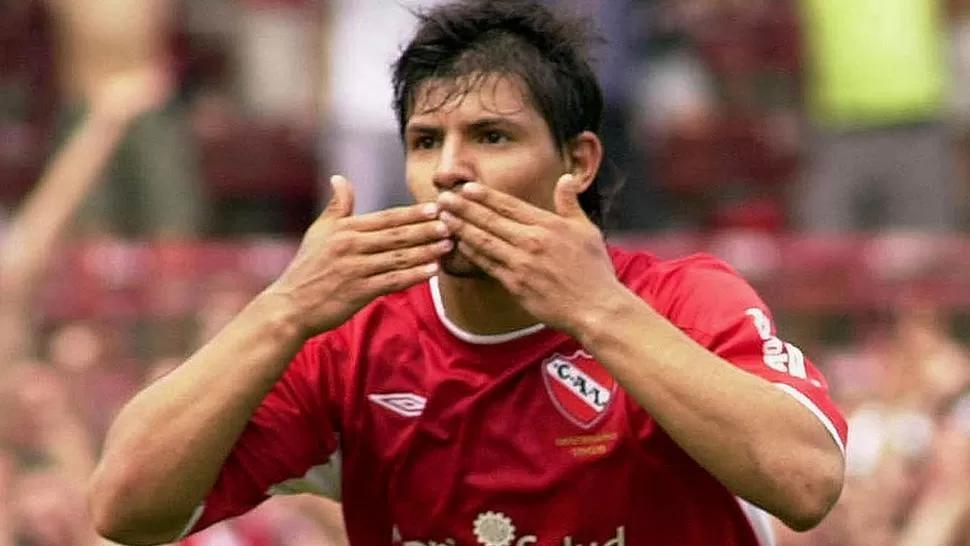 CLUB DE SUS AMORES. El Kun está seguro de que volverá a Independiente. (ARCHIVO)