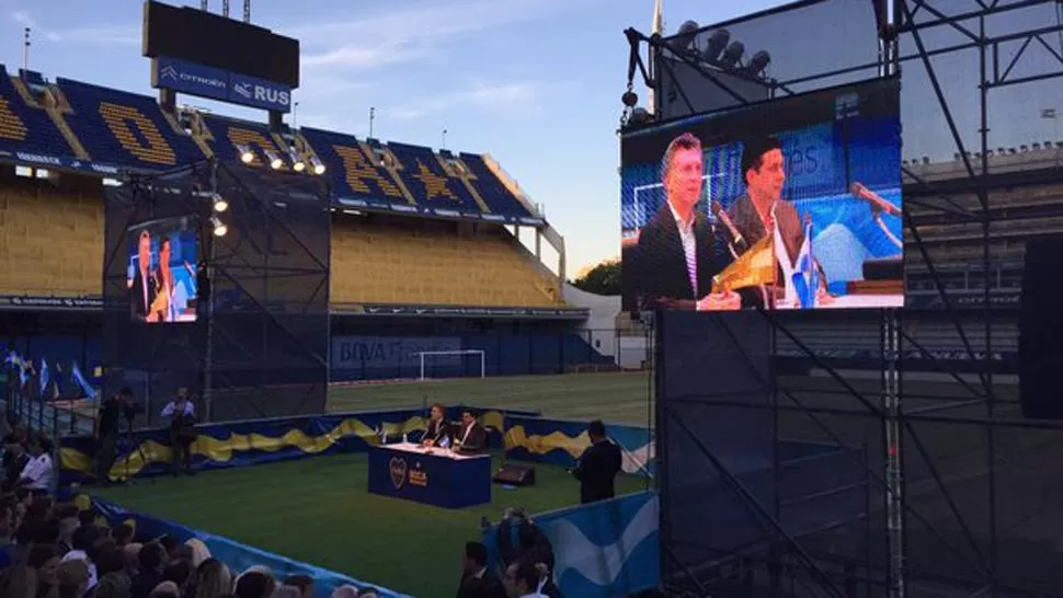 EN LA BOMBONERA. Macri y Angelici. (FOTO DE @BOCAJRSOFICIAL)