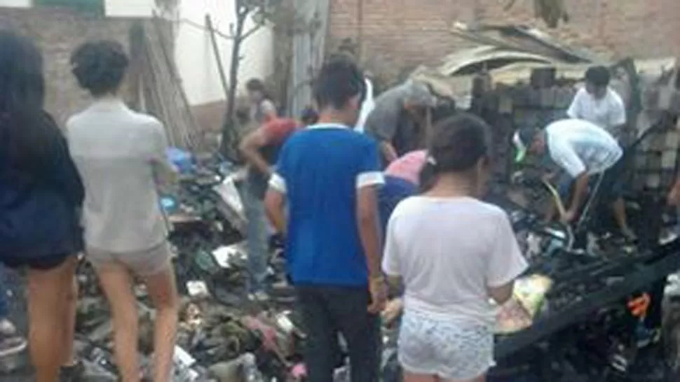 Hinchas de Atlético piden donaciones para una familia que perdió su casa en un incendio