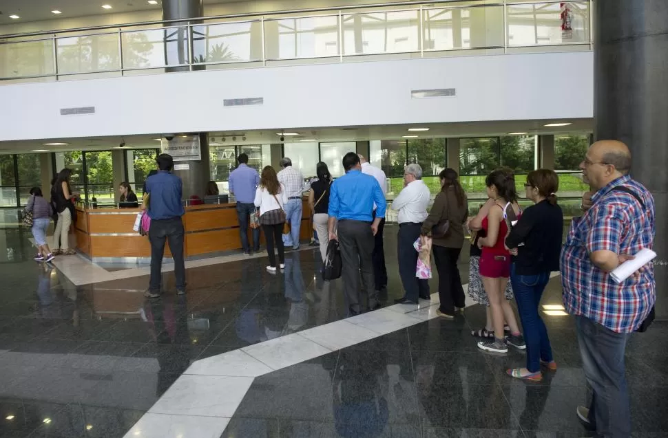 MOSTRADOR ACTIVO. La fila en el hall de la Legislatura fue constante ayer a la mañana. Según legisladores, ya pudieron designar a sus asesores.  la gaceta / FOTO DE JORGE OLMOS SGROSSO