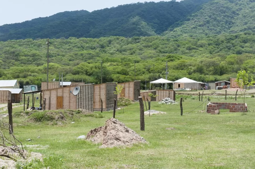 -EN LA MONTAÑA. El paisaje contrasta con las dificultades y la falta de infraestructura para servicios esenciales.LA GACETA / FOTO DE FLORENCIA ZURITA.  