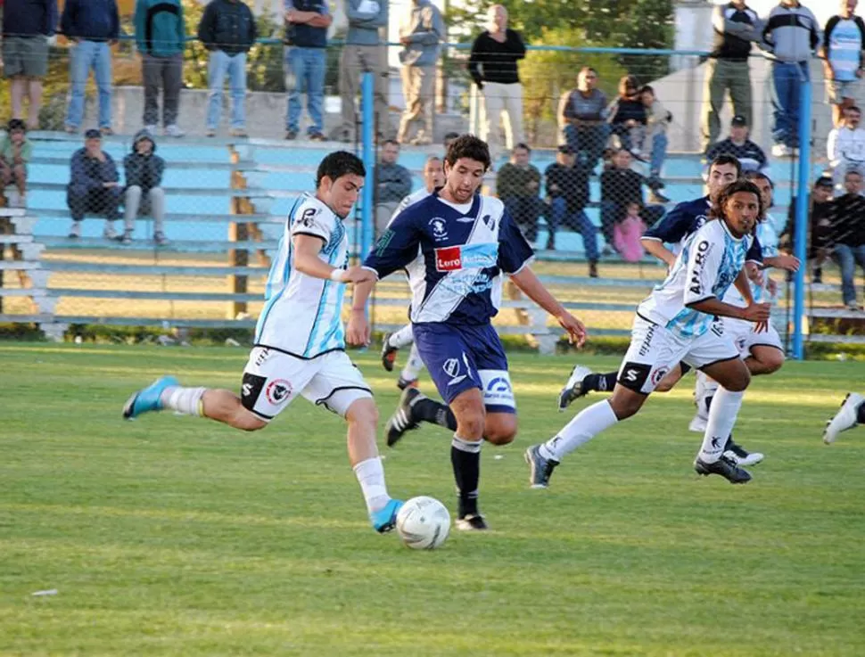 CONFIRMADO. Facundo Gómez -derecha- es un central con buen juego aéreo. FOTO DE futboldemardelplata