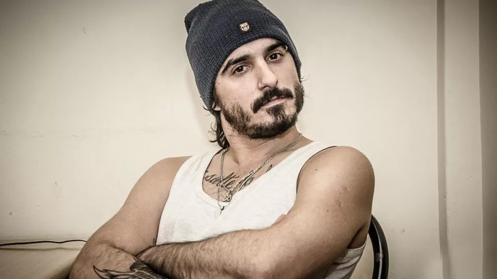  -DESDOBLADO. Santi Aysine toca como solista, sin descuidar a Salta la Banca. LA VOZ.COM.AR