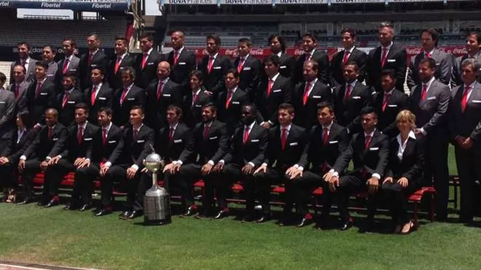 DE PUNTA EN BLANCO. El plantel Millonario de traje y corbata. (@CARPoficial)