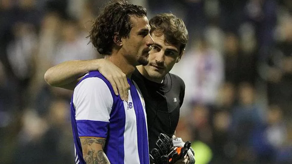 CONSUELO. Iker Casillas habla con Osvaldo tras la expulsión y la lesión. (@FCPORTO)