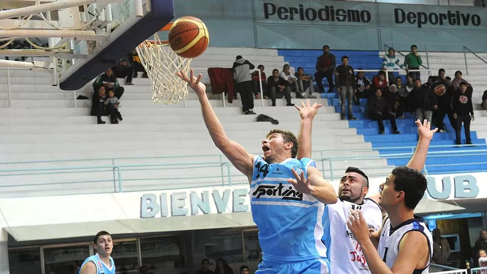 APORTA EN EL JUEGO INTERIOR. Gustavo Ahumada, ala pivot de Tucumán BB.
FOTO DE ARCHIVO