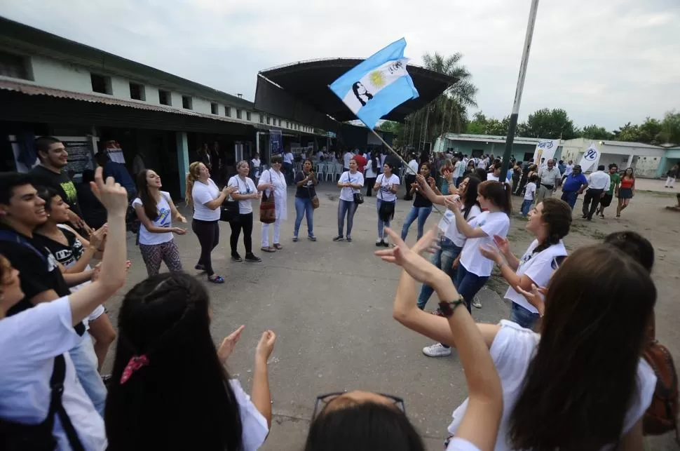 EN FAMAILLÁ. Sobrevivientes y militantes festejaron ayer el nuevo destino de La Escuelita.  la gaceta / foto de OSVALDO RIPOLL