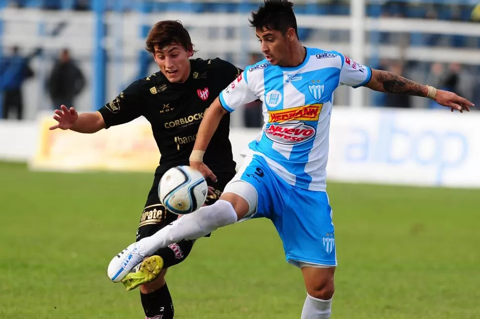 COTIZA EN BOLSA. Zampedri (9), goleador de la B Nacional con 25 tantos, es el delantero que busca Atlético y varios clubes. foto del diario “el argentino” de gualeguaychú