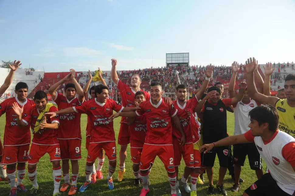 LOCOS DE CONTENTOS. Los integrantes del plantel de San Antonio de Ranchilos festejan el triunfo sobre Central Norte, que les otorgó el pase a la final del Anual liguista, donde enfrentarán a Ñuñorco. la gaceta / foto de antonio ferroni