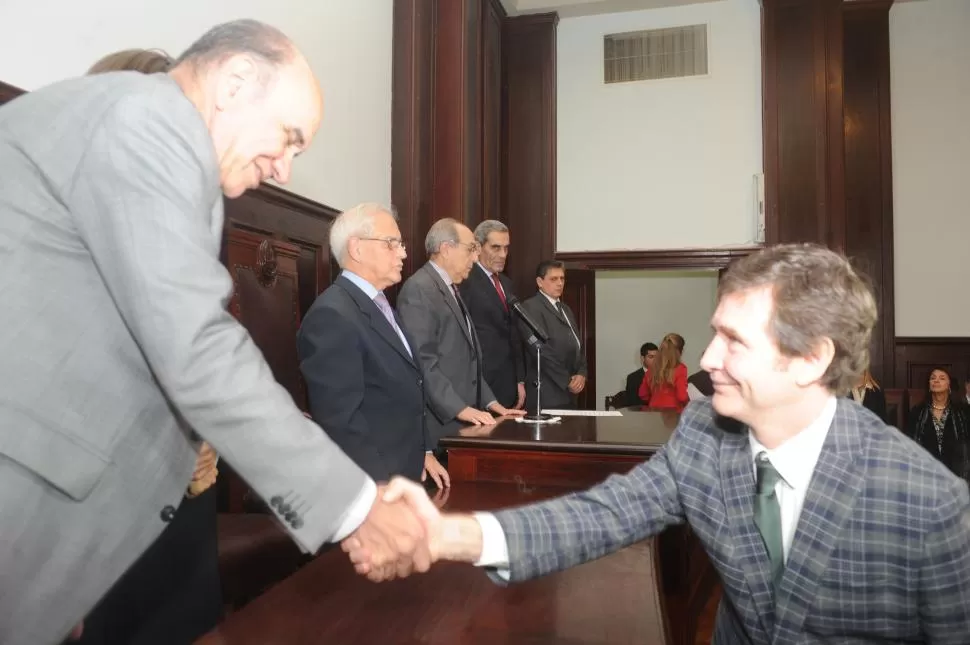 SALUDO. Pedicone (derecha) estrecha la mano de Jiménez en junio, luego de jurar como camarista de Apelaciones. la gaceta / foto de Antonio Ferroni