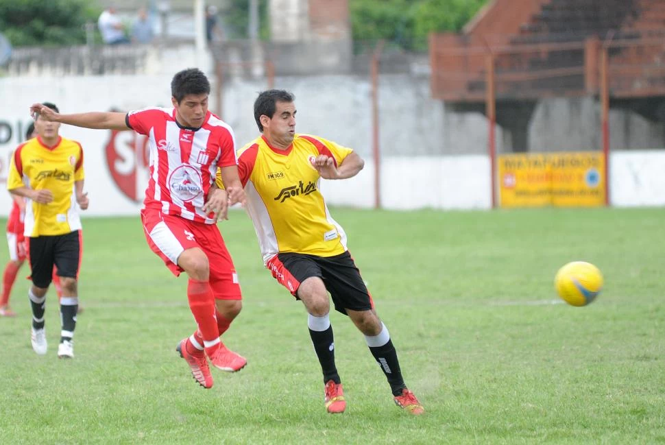 VA POR MÁS. Leguizamón, con casaca amarilla, quiere avanzar en el torneo. LA GACETA / FOTO DE HÉCTOR PERALTA (ARCHIVO)