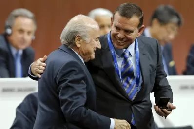 Arrestan a vices de la FIFA e involucran a Grondona