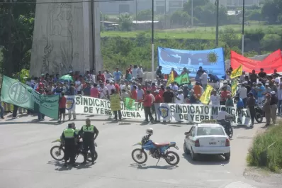 Estatales cortaron un puente y amenazan con sitiar la ciudad