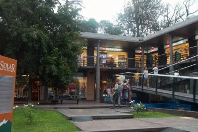 Aprehendieron a dos presuntos prestamistas en el shopping El Solar del Cerro