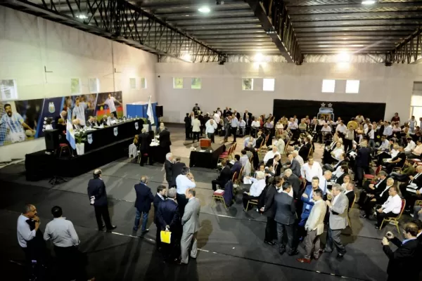 Un insólito “empate” embarró la elección de la AFA