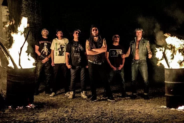 UN LÍDER CENTRADO. Rolo Marín (de brazos cruzados) reivindicó el proceso de construcción artesanal y sacrificado de los Fakin Adictos. Prensa RFA.