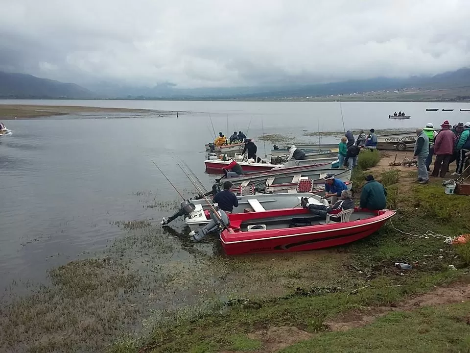 EN MEDIO DE LOS PREPARATIVOS. Los pescadores terminan de ultimar los detalles para ingresar al lado en busca de los famosos pejerreyes. Gentileza Gustavo Figueroa.