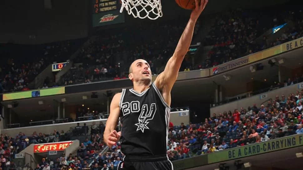 SIEMPRE ESTA. El bahiense completó su planilla con  tres rebotes, cuatro asistencias, tres balones perdidos y un robo. FOTO TOMADA DE NBA.COM/SPURS