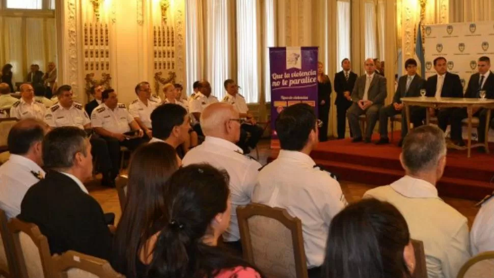 EN EL SALÓN BLANCO. Efectivos recibieron sus diplomas. 