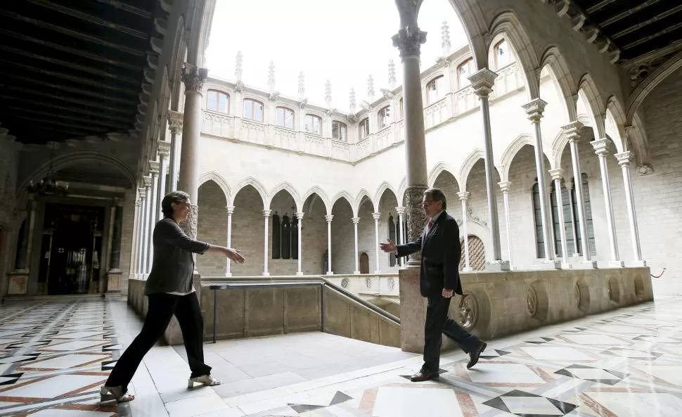 DEFINIERON LA ESTRATEGIA. Mas se reunió con Ada Colau en la sede del Palau de la Generalitat reuters