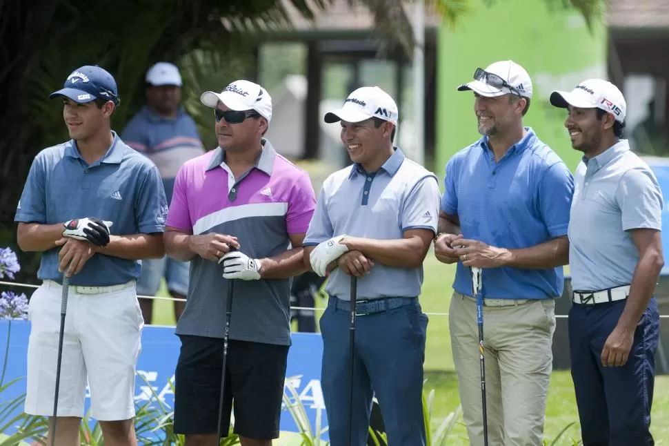 SONRISAS. El aficionado Santiago González, Marcelo Delgado, Andrés Romero, Gabriel Batistuta y el mexicano Salvador Durán posan para la foto bajo el impiadoso sol tucumano. El golf los unió una vez más. la gaceta / fotos de diego  aráoz