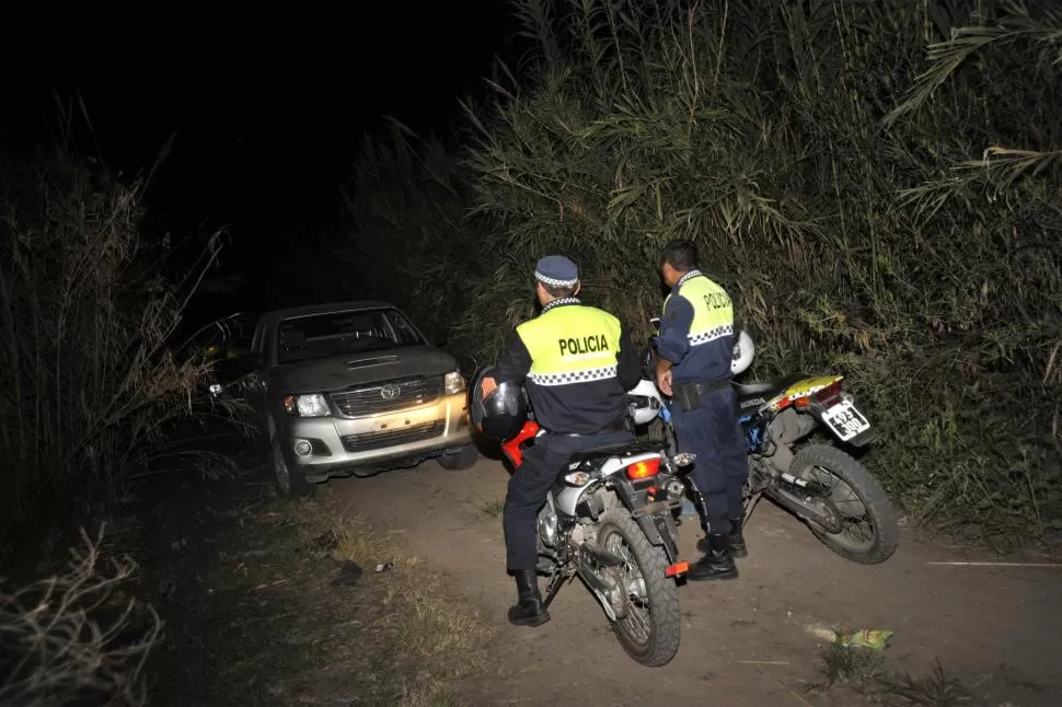 NADIE PASA. Los policías se encargaron de cercar muy bien la zona donde se encontró el cuerpo para preservar la escena del crimen. la gaceta / foto de inés quinteros orio