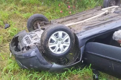 En medio de la lluvia, un auto volcó en la ruta 9, en Los Nogales