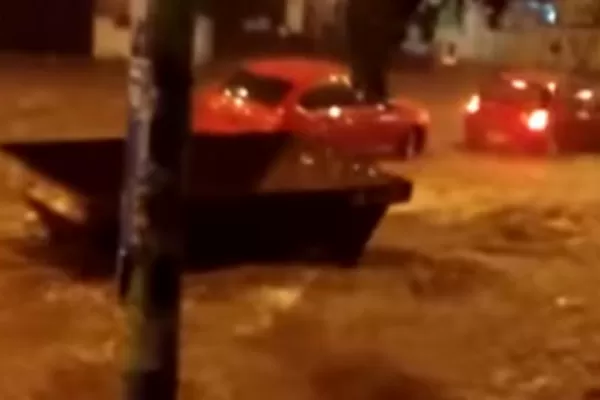 Video: un contenedor flotó por la avenida Mate de Luna