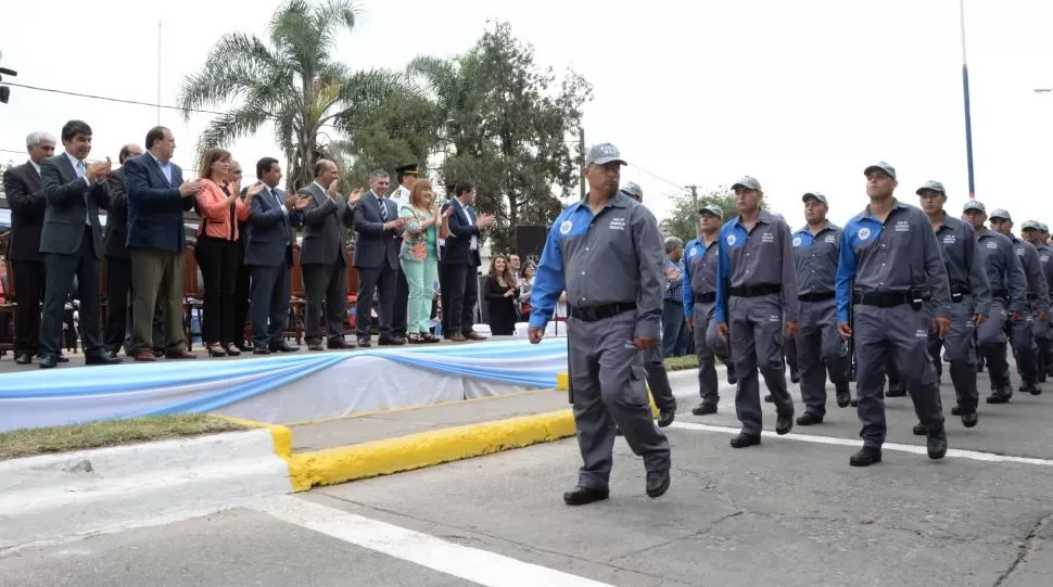 DESFILE. Los vigías marcharon frente a Manzur y al intendente Monteros. foto de prensa y difusión