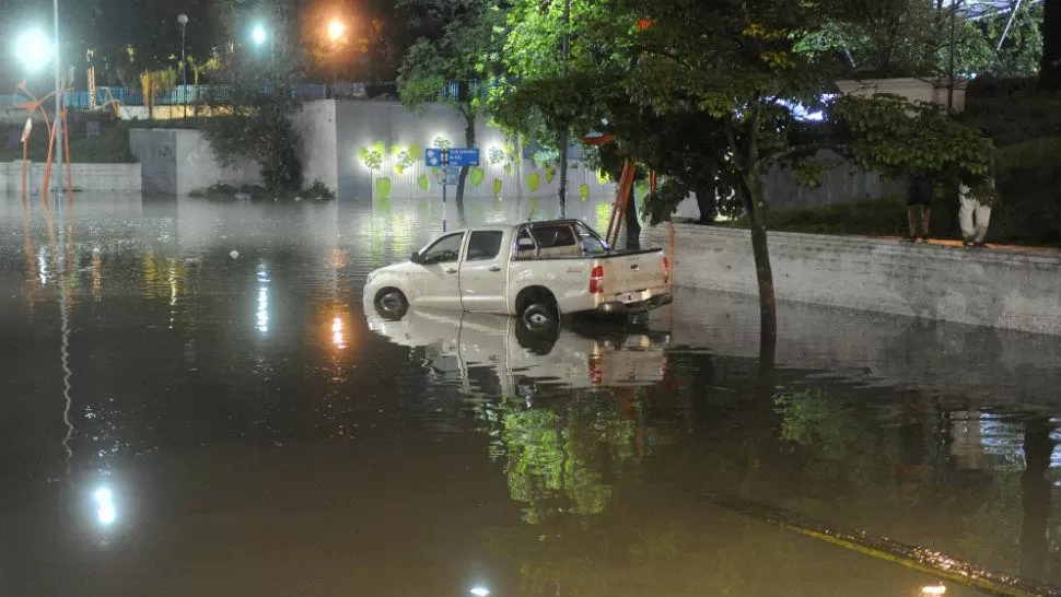 BAJO EL AGUA. Así lucía anoche la zona del puente del Central Córdoba. HÉCTOR PERALTA / LA GACETA