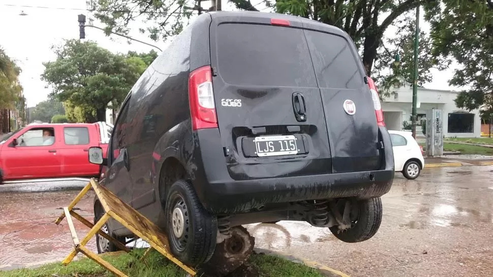 SOBRE LA PLATABANDA. El accidente ocurrió en Aconquija y Reconquista. FOTO DE MARÍA ISABEL VILLA