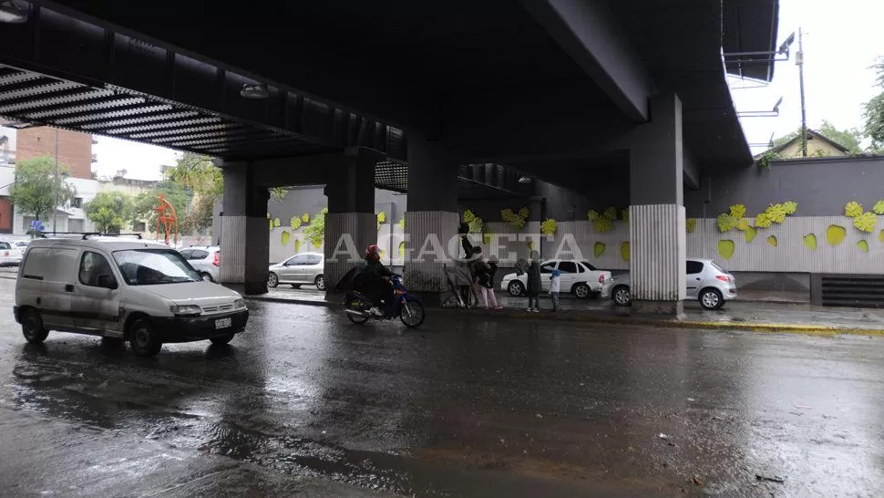 ASÍ LUCE HOY. Anoche, un hombre murió ahogado debajo del puente del Central Córdoba. LA GACETA / FOTO DE ANALIA JARAMILLO