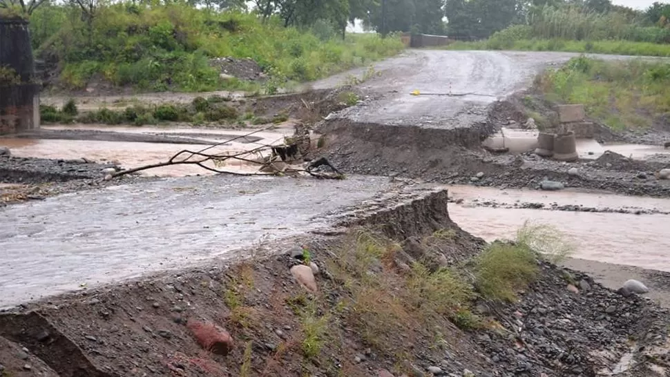 BADÉN. Así quedó el badén tras la tormenta. FOTO DE DANIEL GALLO