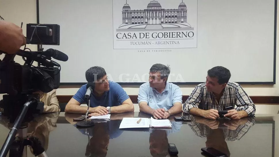 FUNCIONARIOS. Pablo Yedlin, Fernando Torres (director de Defensa Civil) y Gabriel Yedlin (ministro de Desarrollo Social). LA GACETA / FOTO MIGUEL VELARDES MOVIL