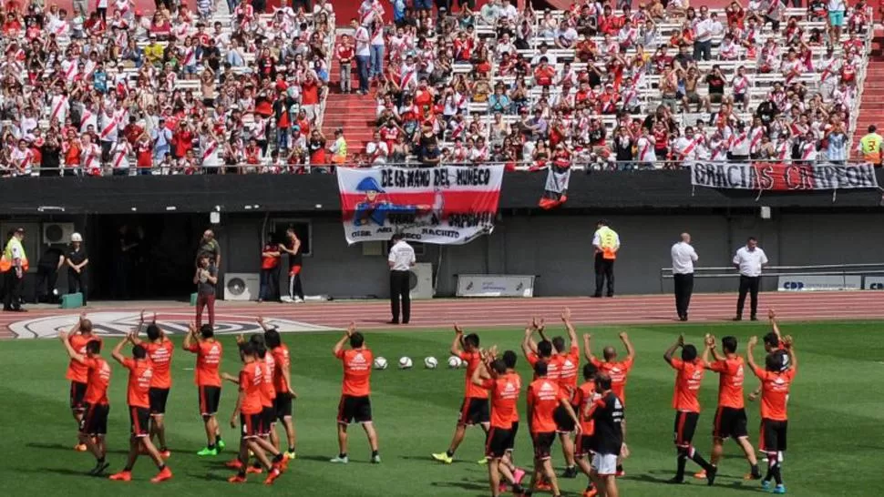 ADIÓS Y SUERTE. Los hinchas de River despidieron al equipo. (INFOBAE)