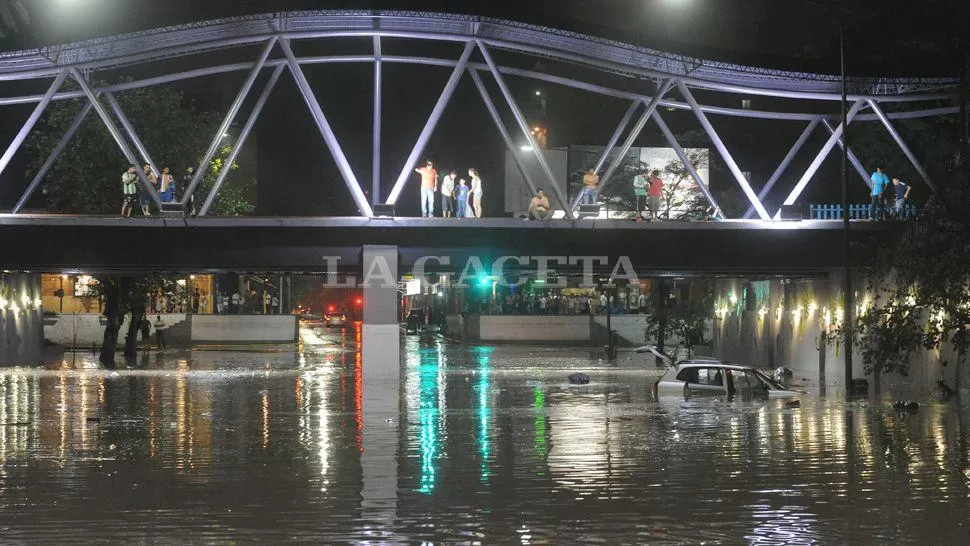 ZONA PELIGROSA. Hipólito Brozoski, la víctima, era oriundo de Santa Cruz y no sabía que el agua acumulada bajo el puente puede ser una trampa mortal. Intentó guarecerse allí, pero su camioneta fue arrastrada por la corriente. LA GACETA / FOTO DE HÉCTOR PERALTA