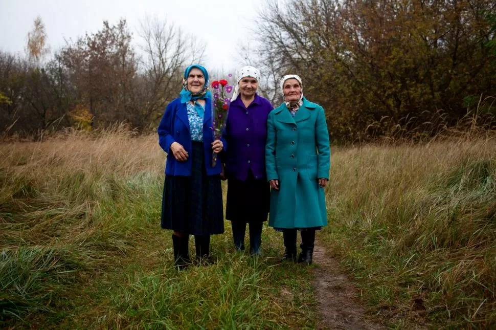 MUJERES QUE RETORNARON. Hanna Zavorotnya, Maria Zagorna y Maria Shovkutaque viven en el área de exclusión. foto de Yuli Solsken / The New York Times.