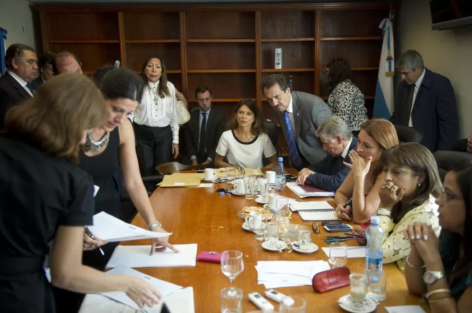 GESTIÓN SALIENTE. Consejeros del CAM en plena labor, presididos por la vocal Claudia Sbdar (a la cabecera); el miércoles asumirá la nueva integración. LA GACETA / FOTO DE JORGE OLMOS SGROSSO